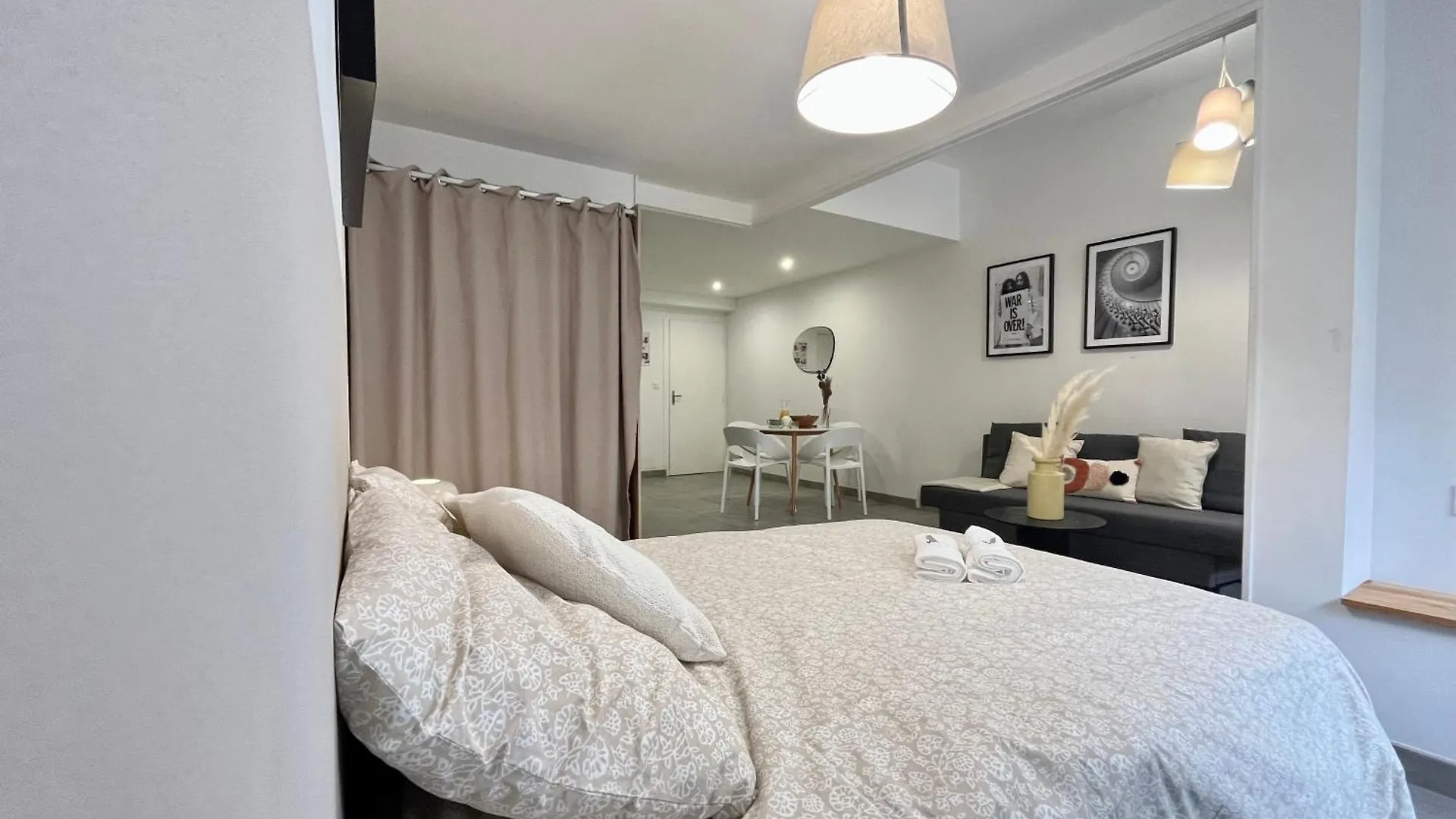 Suite Danbury Lyon Apartment